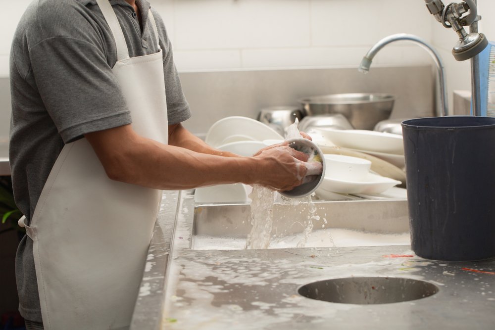 homme utilisant un liquide vaisselle professionnel pour la plonge-Delcourt.fr