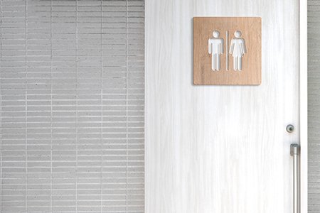 entrée de sanitaires publics avec logo homme et femme