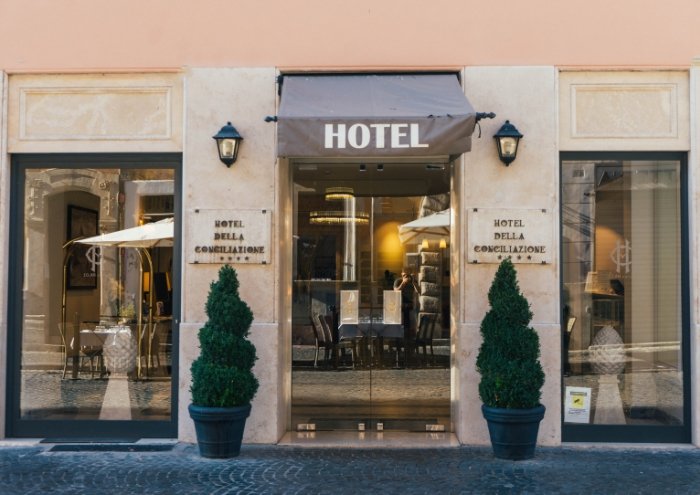 entrée d'un hôtel luxueux avec produits d'accueil