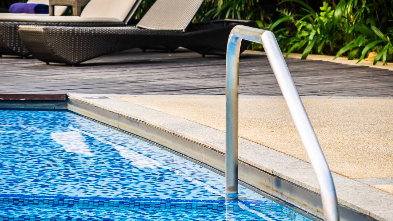 nettoyer piscine professionnelle