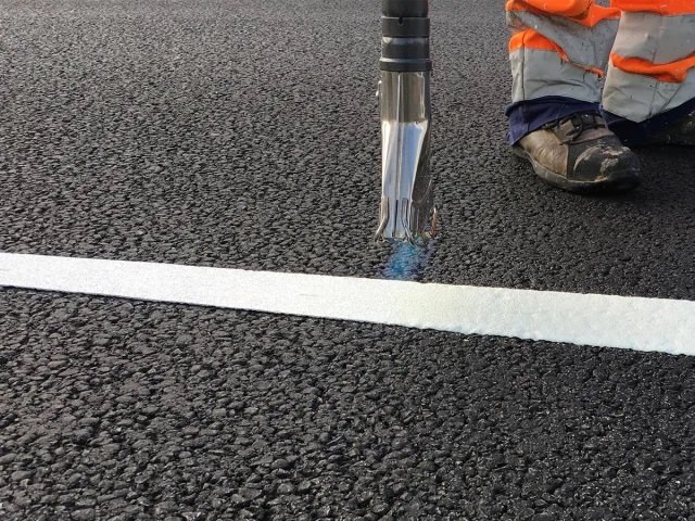 peinture ligne route blanche